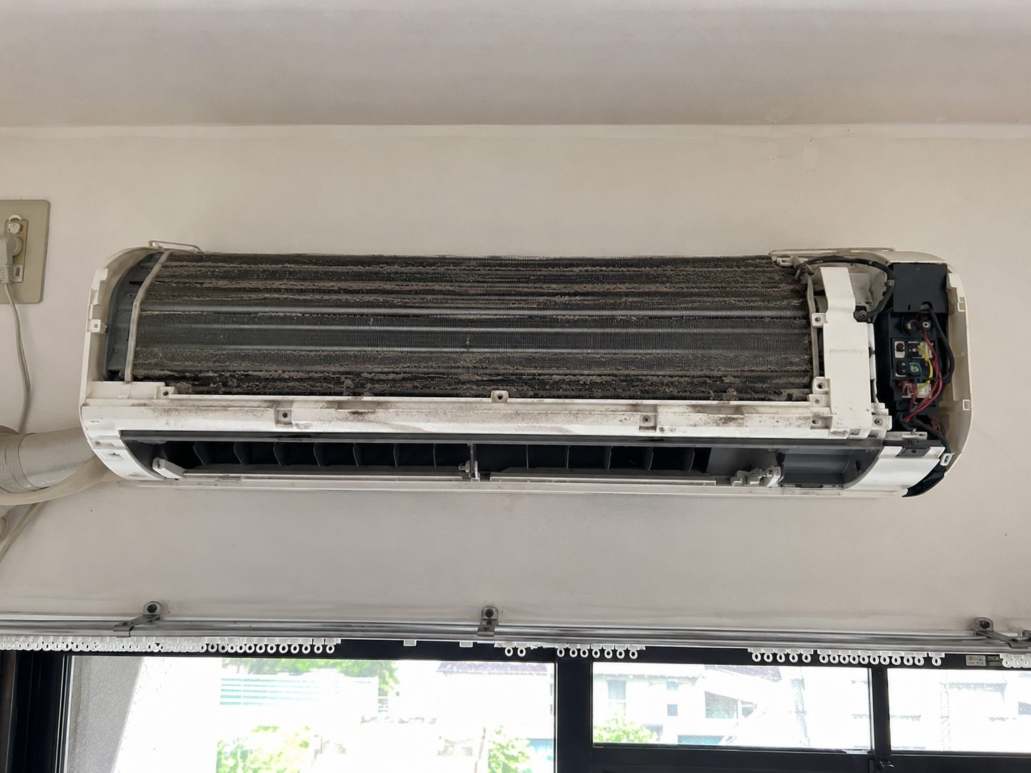 Dust-clogged aircon coil before chemical cleaning